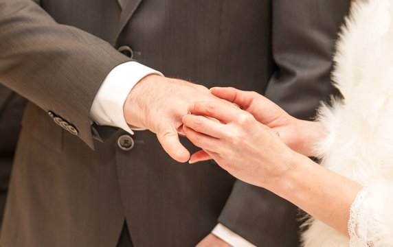 Anstecken des Eherings