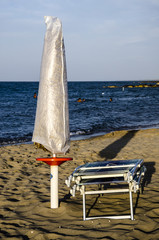 Ombrellone chiuso sulla spiaggia