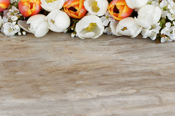 Tulpen auf Holzhintergrund