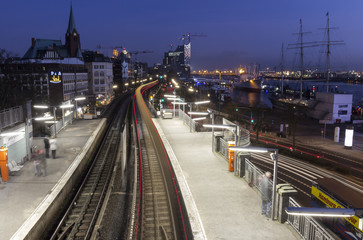 Fototapeta na wymiar Hamburg Landungsbrücken