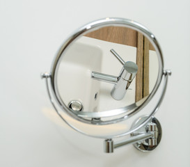 Round mirror in the bathroom