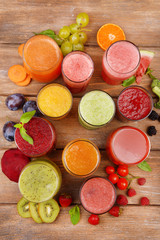Obraz na płótnie Canvas Glasses of tasty fresh juice, on wooden table.