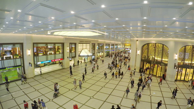Timelapse video of people in a shopping mall in Japan
