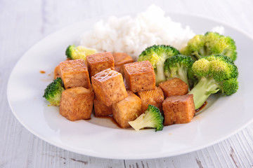 tofu and broccolis