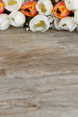 Tulpen auf Holzstruktur