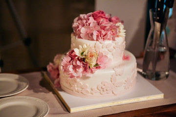 wedding cake with pink roses