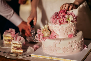 wedding cake with pink roses