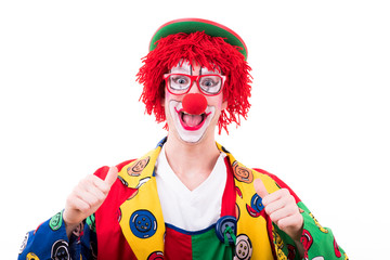 lachender clown zeigt beide daumen hoch