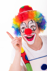 lachender clown zeigt mit dem finger hoch
