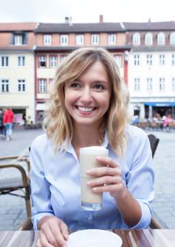 Frau mit blonden Locken im Strassenkaffee