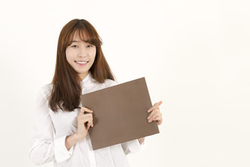 Naklejka premium Young Asian Woman Holding a Blank Brown Sign