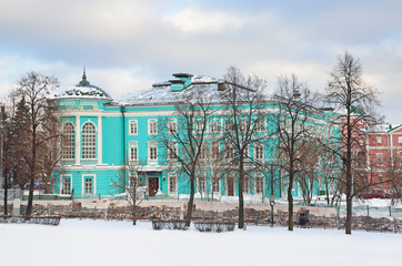 Fototapeta na wymiar Картинная галерея Ильи Глазунова в Москве зимой