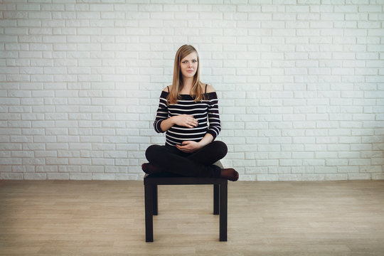 pregnant girl posing in the studio