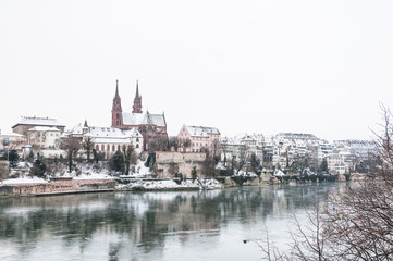 Fototapeta na wymiar Basel, Altstadt, historisches Münster, Rhein, Winter, Schweiz