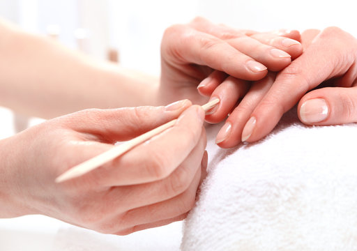 Odpychanie skórek przy paznokciu, manicure