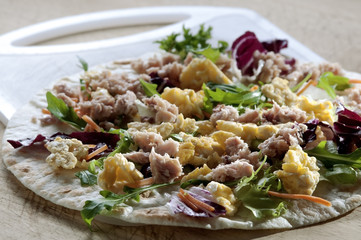 flatbread with tuna eggs and lettuce