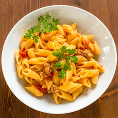 Penne con salsiccia e pomodoro, cucina italiana