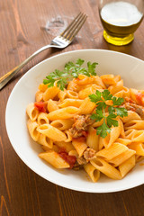 Penne con salsiccia e pomodoro, cucina italiana