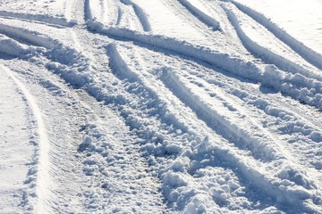 Fototapeta na wymiar Fahrspuren im Schnee