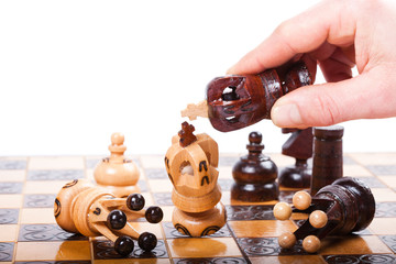 König setzt Konkurrenten Schachmatt