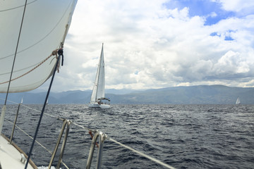 Obraz premium Sailing yacht on the race in a stormy sea.
