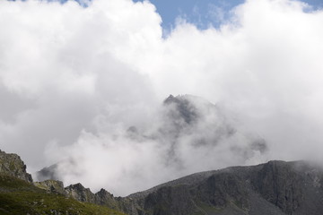 Fototapeta na wymiar Wolken im Gebirge