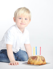 Hübscher Junge feiert dritten Geburtstag