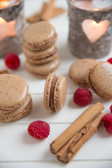 Macarons mit Zimt und Himbeeren
