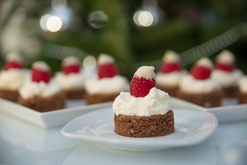 Schokotörtchen mit Sahne und Beeren