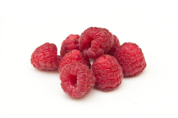 Framboises sur fond blanc