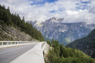 Most nad przełęczą w Alpach - obrazy, fototapety, plakaty