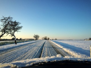 Landstaße im Winter (Blick aus dem Auto)