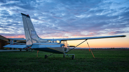 Obraz premium mały samolot zaparkowany na trawie
