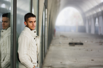 Obraz premium Attractive young man in abandoned empty tunnel