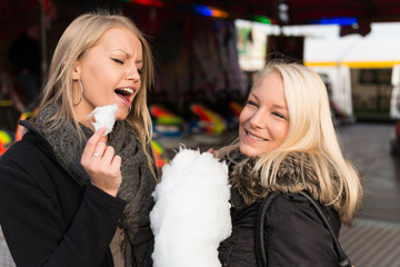 Zwei Freundinnen essen Zuckerwatte