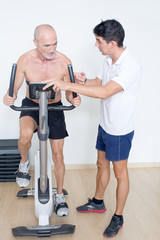 Senior mit Pulsmesser beraten vom Personal Trainer