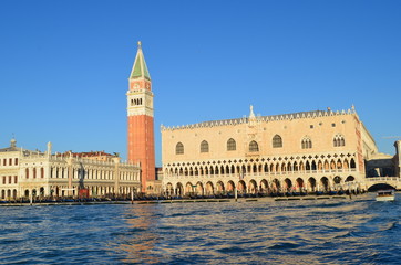 Fototapeta na wymiar San Marco Kirche und Dogenpalast Venedig
