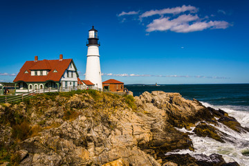 Fototapeta na wymiar Portland Head Lighthouse and the Atlantic Ocean at Fort Williams