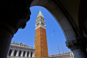 Fototapeta na wymiar Campanile di San Marco dal portico