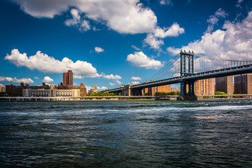 Fototapeta premium The Manhattan Bridge, seen from Brooklyn Bridge Park, Brooklyn,