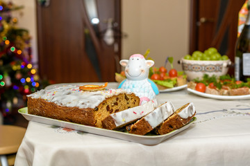 Obraz na płótnie Canvas Traditional Christmas cake and fruits
