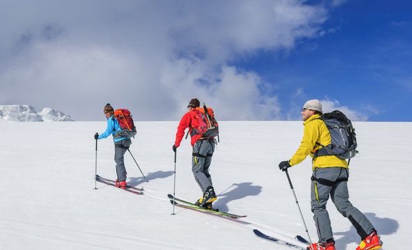 mit Skiern aufwärts