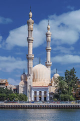 Fototapeta na wymiar Mosque Exterior