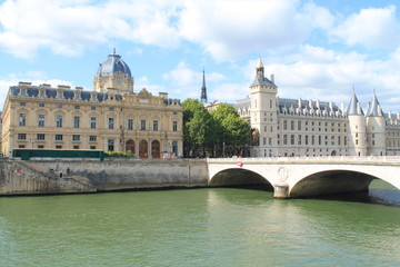 Chateau au bord de la seine à Paris, France