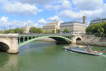 Obraz premium Promenade en bateau sur la seine, Paris