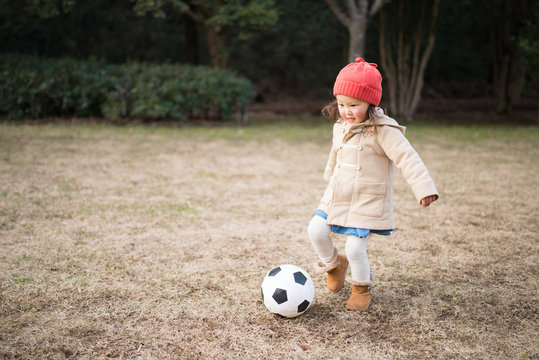 サッカーをする少女