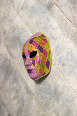 Maschera colorata sul pavimento