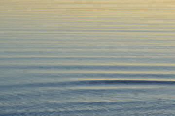 Eaux calmes ondulantes