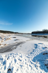 Obraz premium beautiful snowy winter landscape with frozen river