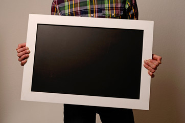Mann mit einer leeren Tafel